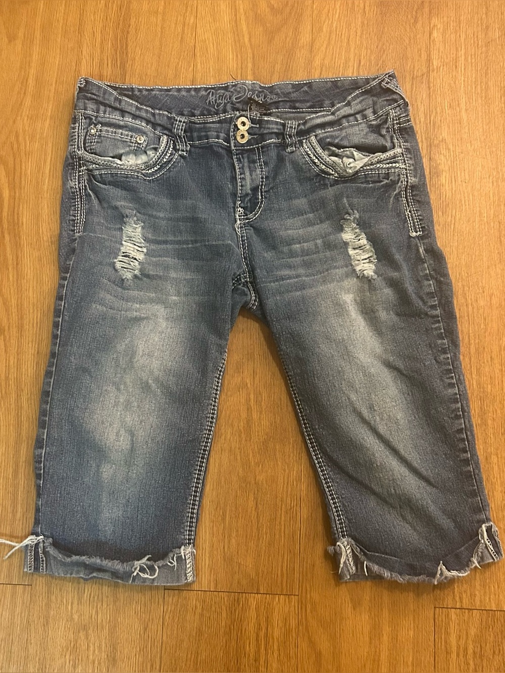 Y2K Ariya Jeans Distressed Denim Capris